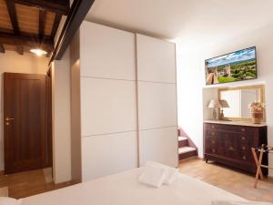 een slaapkamer met een grote witte kast en een dressoir bij City Center “Casa Giuliana” in Perugia