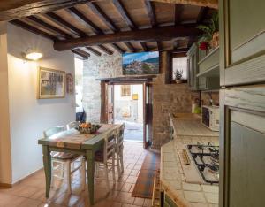 een keuken met een tafel en stoelen in een kamer bij City Center “Casa Giuliana” in Perugia