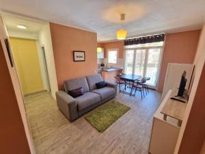 Televízia a/alebo spoločenská miestnosť v ubytovaní Apartamento Gran Reserva Beach-3