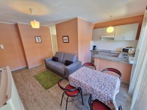 Kuchyňa alebo kuchynka v ubytovaní Apartamento Gran Reserva Beach-3