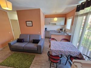 Kuchyňa alebo kuchynka v ubytovaní Apartamento Gran Reserva Beach-3