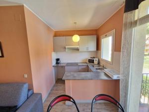 Kuchyňa alebo kuchynka v ubytovaní Apartamento Gran Reserva Beach-3
