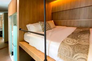 sypialnia z łóżkiem w pokoju w obiekcie ST Signature Tanjong Pagar, SHORT OVERNIGHT, 12 hours, 8PM-8AM w Singapurze