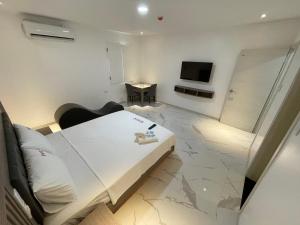 Habitación de hotel con cama y TV en Maganda hotel en Ángeles