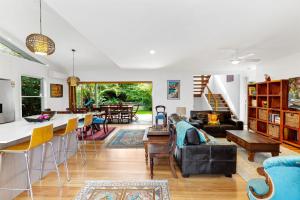 una sala de estar con un sofá y una mesa en 1 38 Boronia St, en Sawtell