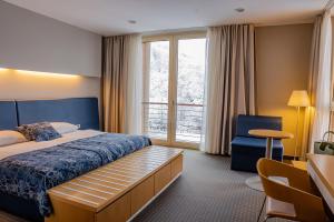 una camera d'albergo con letto e finestra di Hotel Thermana Park Laško**** Superior a Laško