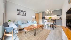 Sun & Snow prywatne apartamenty w obiekcie Nautikka Resort tesisinde bir oturma alanı