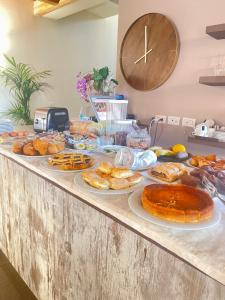 einen Tisch mit vielen verschiedenen Brotsorten und Gebäck in der Unterkunft Modus Vivendi - Room E Relax in Brisighella