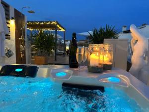 una piscina con una mesa con copas de vino y velas en Holiday Apartment Casa Granaas, en Mijas