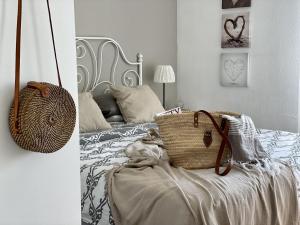 Un dormitorio con una cama con una cesta. en Holiday Apartment Casa Granaas, en Mijas