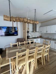 Casa Rural La Chicuela : مطبخ وغرفة طعام مع طاولة وكراسي خشبية
