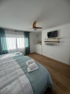 A bed or beds in a room at Casa Rural La Chicuela