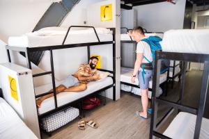 Postel nebo postele na pokoji v ubytování Cinema Hostel Jerusalem + 54 fotografií
