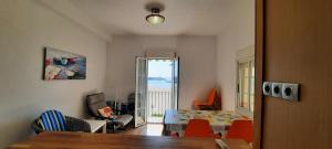 salon ze stołem i krzesłami w obiekcie POS, Apartamento pesquero en primera linea w mieście Era de Soler +15 zdjęć