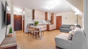 Kuchyňa alebo kuchynka v ubytovaní Apartamenty Sun & Snow Żeromskiego Krynica Morska - blisko morza