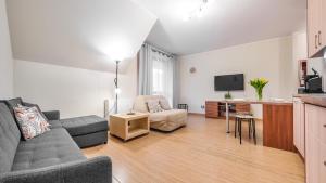 Televízia a/alebo spoločenská miestnosť v ubytovaní Apartamenty Sun & Snow Żeromskiego Krynica Morska - blisko morza