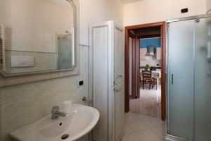 een badkamer met een wastafel en een glazen douche bij Bed&Business Nick Bellezza-San Siro Stadio-Rho Fiera in Settimo Milanese