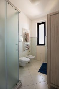 a bathroom with a toilet and a sink at Bed&Business Nick Bellezza-San Siro Stadio-Rho Fiera in Settimo Milanese