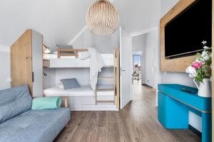 Katil dua tingkat atau katil-katil dua tingkat dalam bilik di Ostsee - Reetdachhaus Nr 45 "Graswarder" im Strand Resort