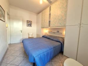 a bedroom with a blue bed in a room at Aurora 2 in Lido di Pomposa