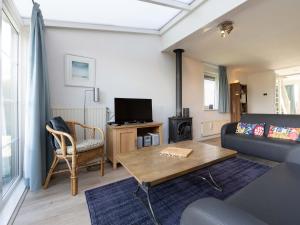 ein Wohnzimmer mit Sofa und Tisch in der Unterkunft Antibes 254 - Kustpark Village Scaldia in Hoofdplaat + 24 Fotos