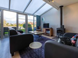 uma sala de estar com sofás e uma grande janela em Antibes 254 - Kustpark Village Scaldia em Hoofdplaat