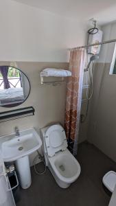 ein kleines Bad mit WC und Waschbecken in der Unterkunft Bakawan Hideaway Resort and Restaurant 