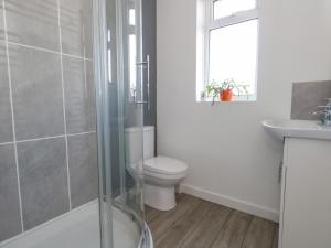 une salle de bains avec toilettes et lavabo dans l'établissement Lagoon View, à Weymouth 25 autres photos