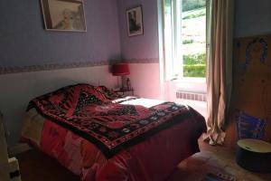 Ένα ή περισσότερα κρεβάτια σε δωμάτιο στο Maison à l'ancienne avec grand terrain , animaux bienvenus