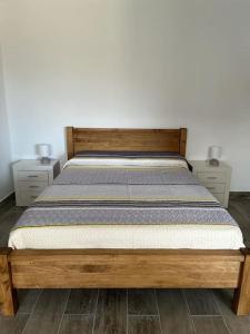 um quarto com uma cama de madeira e 2 mesas de cabeceira em New 2023 full equipped stylish digi em Los Realejos