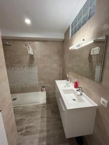 een badkamer met een wastafel en een bad bij New 2023 full equipped stylish digi in Los Realejos