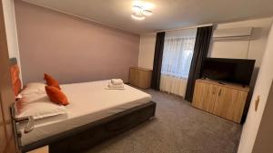 Postel nebo postele na pokoji v ubytování Orange House Constanta