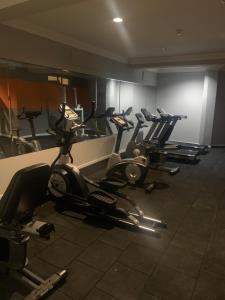 um ginásio com várias bicicletas de exercício numa sala em May Flower Apart Hotel em Alanya