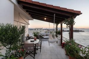 un patio con mesa, sillas y el océano en Diotima - Astonishing seaview, en La Canea