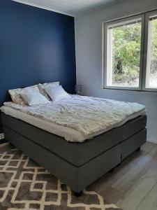 Bett in einem Schlafzimmer mit blauer Wand in der Unterkunft Comfortable villa with a hot tub 