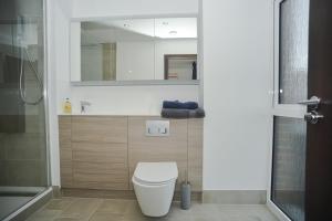 y baño con aseo blanco y ducha. en Seaview Point, Superb 2- bedroom flat, 12th Floor en Southend-on-Sea
