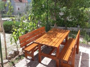 Vonkajšia záhrada v ubytovaní Apartments Smilje i Maslina