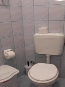 Kúpeľňa v ubytovaní Apartments Smilje i Maslina