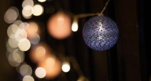 una bola azul colgando de una cuerda con luces en Casa Le Grey en Kuah