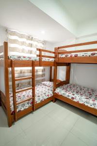 バギオにあるCozy Condos Abayon - Baguio City Center near Burnhamの二段ベッド2組付きの二段ベッド付きの部屋
