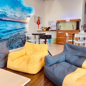 a living room with two couches and a painting of the ocean at 嵐文人旅店 in Chishang