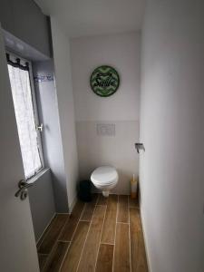 een kleine badkamer met een toilet in een kamer bij Le Puzzle in Trélazé