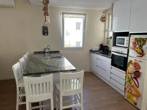 Kuchyňa alebo kuchynka v ubytovaní GENUAR APARTMENTS 3 Bedroom close to beach