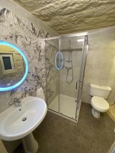 een badkamer met een douche, een wastafel en een toilet bij Ta' Tereza in Xagħra