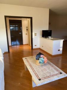 uma sala de estar com uma mesa com um vaso sobre ela em Appartamento con veranda Via Castel del Monte em Andria