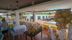 Zimmer mit einem Tisch, Ballons und einem Pool in der Unterkunft Bakawan Hideaway Resort and Restaurant 