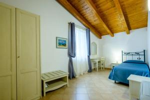 1 dormitorio con cama y techo de madera en Agriturismo i Merli, en SantʼAmbrogio di Valpolicella