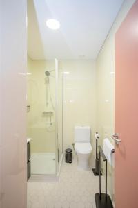 uma casa de banho com um WC e um chuveiro em Liiiving in Porto - Historic Clérigos Apartments em Porto