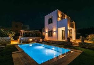 Πισίνα στο ή κοντά στο Villa Rechtra in Kamilari