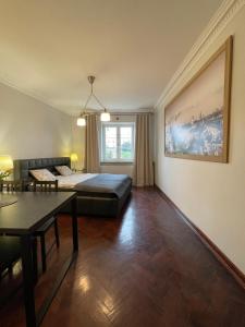 a living room with a bed and a table at Apartament Lubelski Zamkowy in Lublin